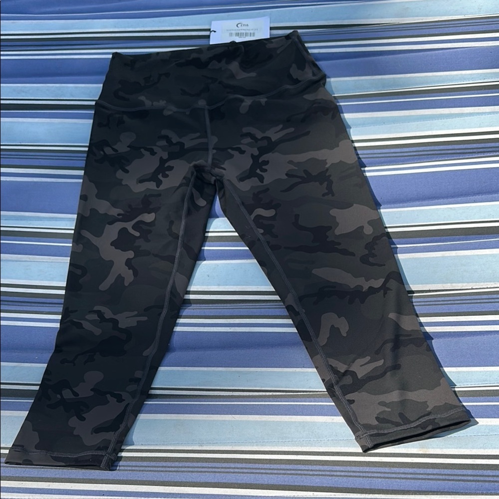 ZYIA Forest camo Luxe hi-rise Capri 6-8
